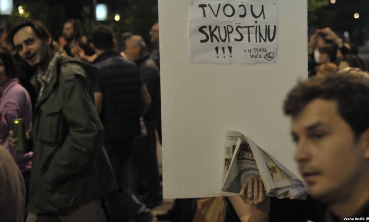 Mijëra protestues në Beograd kërkuan hetime për një projekt