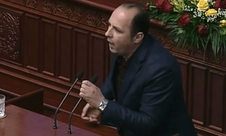 Deputeti shqiptar këndon himnin kombëtar në Parlamentin e Maqedonisë por bëri një gabim të vogël