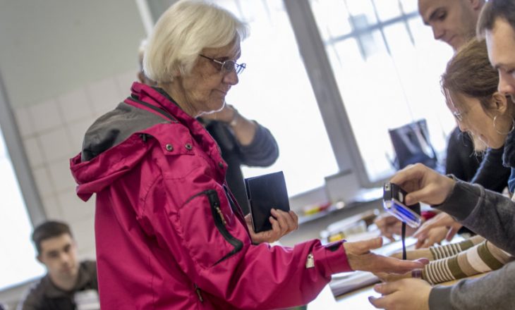 Dyfishohet numri i votuesve serbë nga Kosova