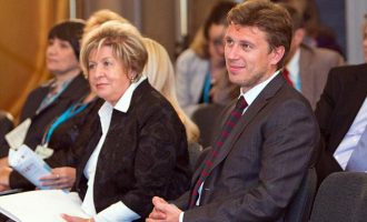 Dyshime se Putin po shfrytëzon burrin e ish-gruas së tij për shpëlarje parash