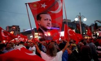 Referendumi në Turqi festohet në Shkup – qindra qytetarë festojnë për Erdoganin