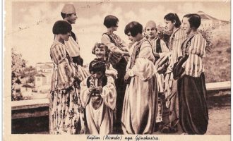 Koleksion i fotove të rralla të veshjeve shqiptare ndër shekuj (FOTO)