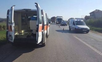 Vetura me tre fëmijë del nga rruga – vdes njëri nga ta