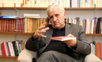 Shkrimtari shqiptarë merr dekoratën ‘Legjioni i Nderit’ nga shteti i Francës