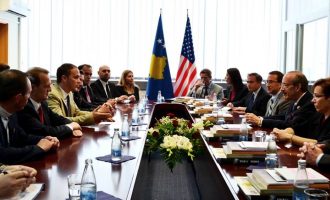 Ministria e Punëve të Jashtme shpenzon 7 mijë euro në trëndafila dhe karafila