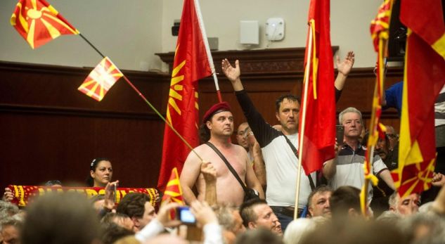 Huliganët maqedonas: Shpërndani armët, shqiptarët po mblidhen tek Ura e Gurit