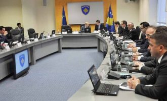 Ministri, profesor i katër lëndëve në universitet