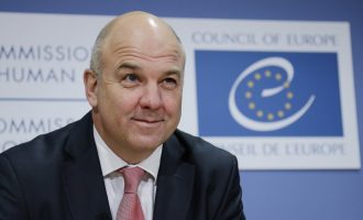 Komisionari i BE-së kërkon zbardhjen e 13 vrasjeve pasluftës