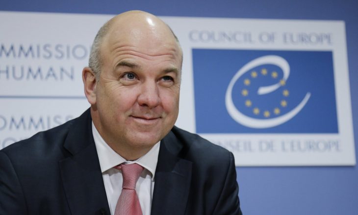 Komisionari i BE-së kërkon zbardhjen e 13 vrasjeve pasluftës