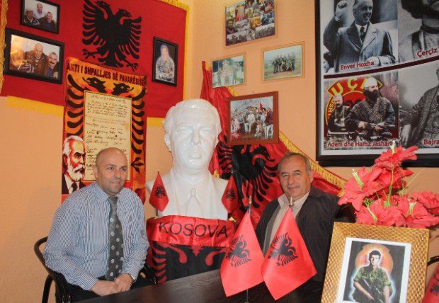 Enveristët kosovar ndahen në dy grupe shkaku i mos festimit të ditëlindjes së diktatorit