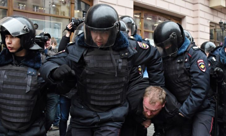 Policia në Moskë arreston 29 protestues