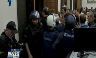 Protestuesit hyjnë në parlament, policët rrinë në telefona