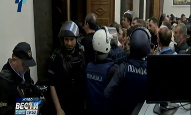 Protestuesit hyjnë në parlament, policët rrinë në telefona