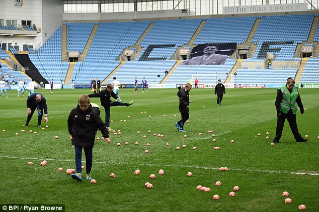Protestë me derra ndaj klubit anglez, shtyhet ndeshja [foto]