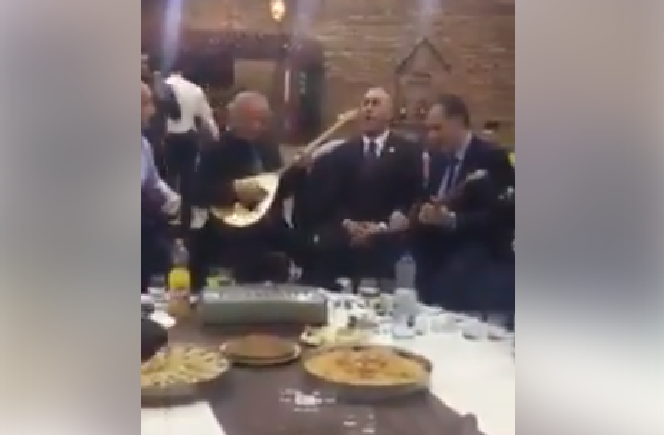 Pas lirimit nga Franca, Haradinaj ia thotë këngës me çifteli [video]