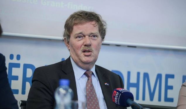 Ish-ambasadori i Holandës reagon ashpër ndaj Daçiqit, mbron shqiptarët
