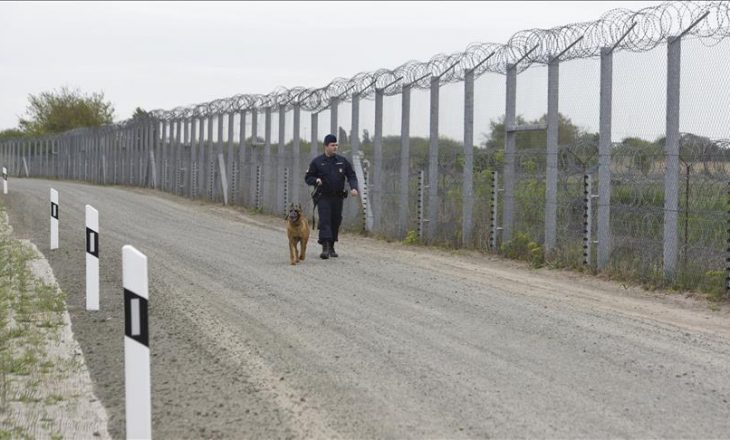 Hungaria ndërton telin e dytë me gjemba në kufi me Serbinë