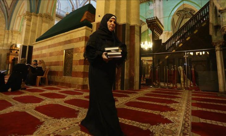 Nëna e 7 fëmijëve që ruan prej dy dekadash Xhaminë e Profetit Ibrahim