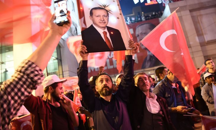 Përfundon numërimi: mbi 24 milionë turq votuan “pro” ndryshimeve kushtetuese