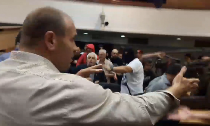 Mediat botërore: Maqedonasit dhunojnë Kuvendin pasi kryetar zgjidhet një shqiptar