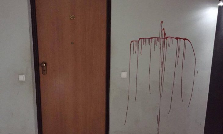 Kërcënohet gazetarja Arbana Xharra, i vizatohen kryqe në muret e banesës