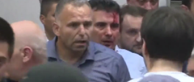 Protestuesit sulmojnë Zoran Zaevin dhe deputetë të tjerë