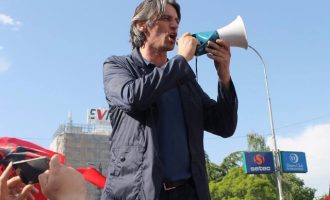 Personi që rrahu deputetin shqiptar krenohet në Facebook