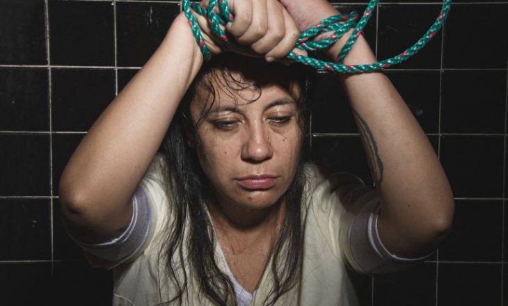 Horrori që përjetojnë lesbiket në “qendrat shëndetësore” në Ekuador