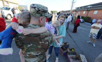 Lamtumira e 130 ushtarëve amerikanë për familjarët para nisjes për Kosovë