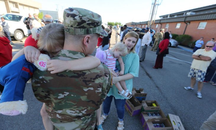 Lamtumira e 130 ushtarëve amerikanë për familjarët para nisjes për Kosovë