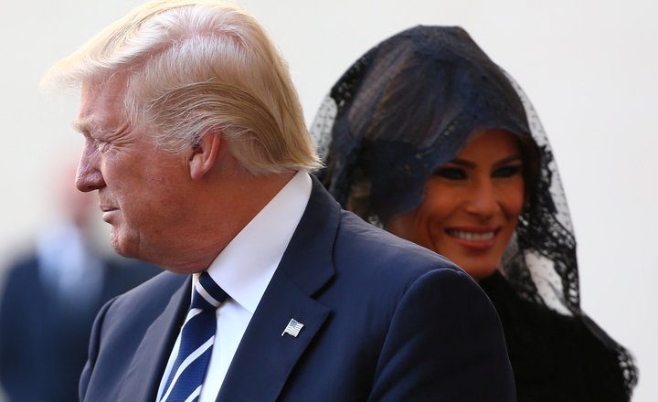 Trumpit dhe Melanias i duhet fuqi hyjnore për t’u kapur për dore