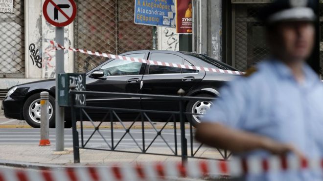 Atentat ish-kryeministrit grek, i shpërthen zarfi bombë në duar