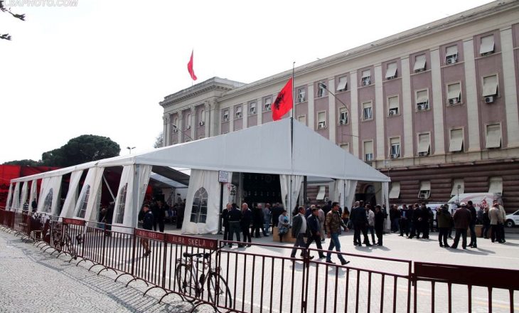 Pas 3 muajsh, çmontohet çadra e opozitës në Shqipëri