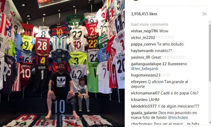 Messi prezanton koleksionin e fanelave që ka shkëmbyer me futbollistët