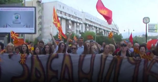Rifillojnë protestat në Maqedoni – kërkohen zgjedhje të reja
