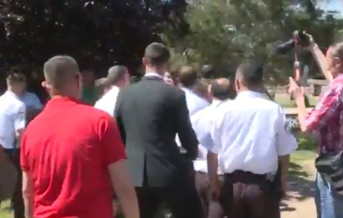 ‘Drejtësi për Astrit Deharin’, studentët pengojnë fjalimin e Kadri Veselit