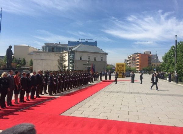 Nishani arrin në Kosovë, pritet nga presidenti Thaçi