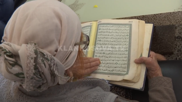 Nuk di të lexojë shqip, por 93-vjeçarja lexon rrjedhshëm Kuranin