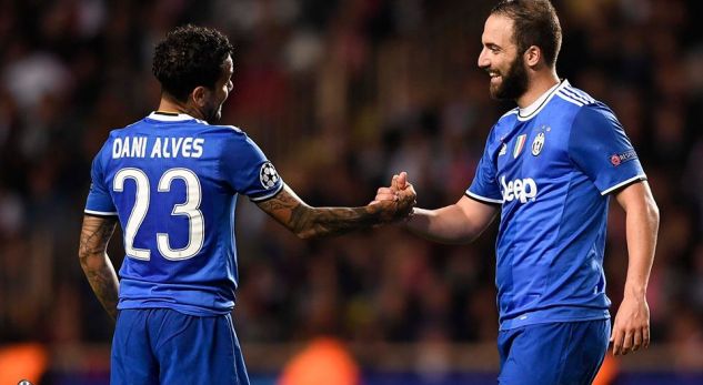 Lamtumirë Juve, Alves befason me klubin e ri