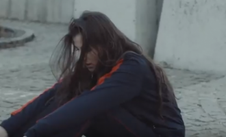 Andrra solli ‘Palinë’, dhimbjen e vajzave të martuara në moshë të re (VIDEO)