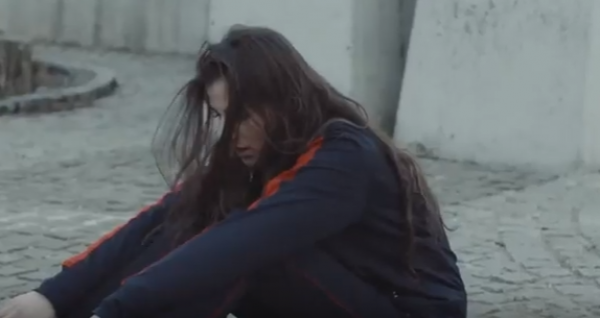 Andrra solli ‘Palinë’, dhimbjen e vajzave të martuara në moshë të re (VIDEO)