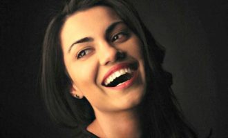 Këngëtarja shqiptare do të komentojë Eurovisionin live në BBC