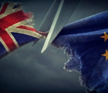 “Grabitja e madhe e Brexit. Si u mor peng demokracia jonë”