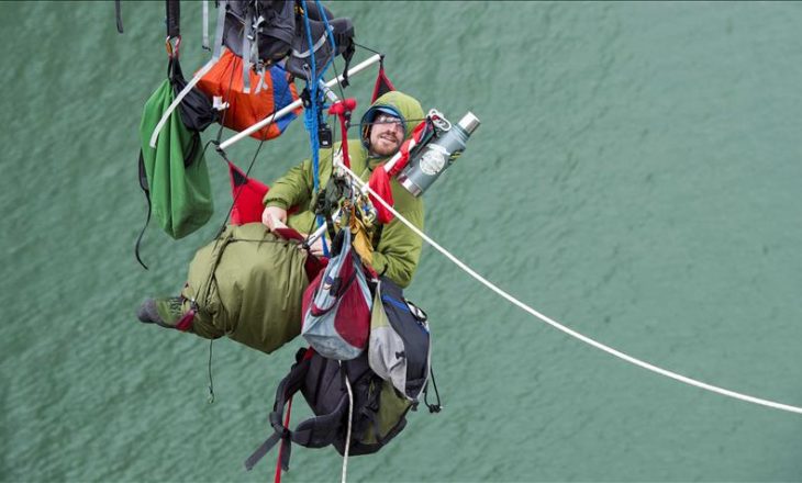 Britaniku vendos rekord botëror, qëndroi 100 orë i varur në tel në 200 metra lartësi