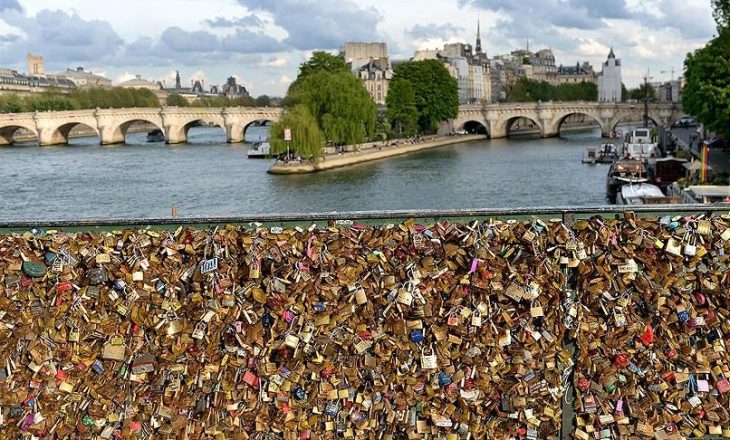 “Kyçet e dashurisë” në Paris shpresë për refugjatët