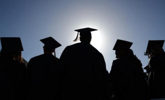 Studentët po diplomojnë kundërligjshëm në Universitetin e Prishtinës