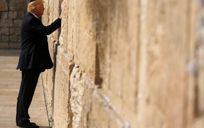 Presidenti i parë amerikan që lutet në Murin e Shenjtë të Jerusalemit