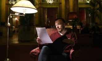 10 mijë euro për dy bileta – Udhëtimet luksoze të këshilltarit të Kadri Veselit