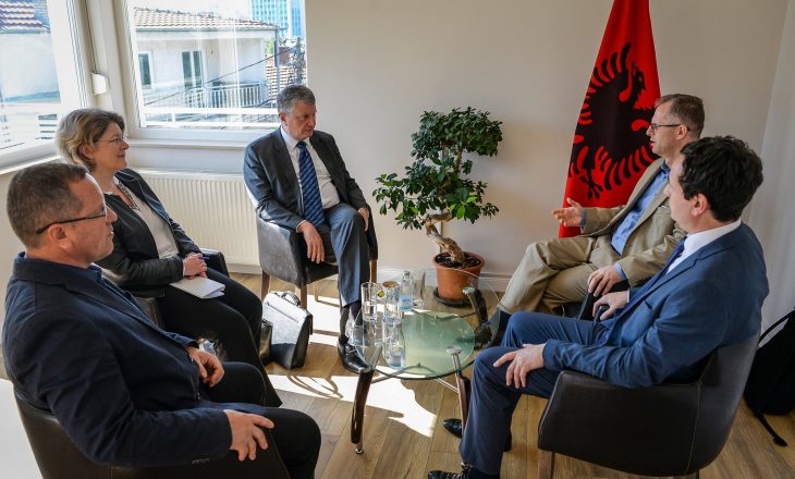 Kurti flet për dialogun me Serbinë me ambasadorin francez