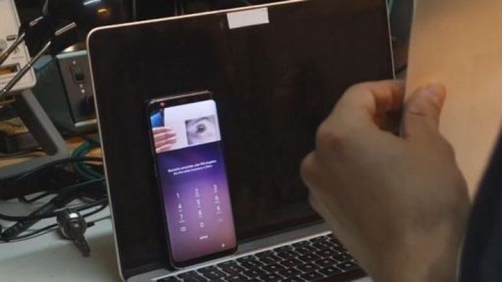 Një foto dhe një lente tallen me sigurinë e skanerit të irisit në Galaxy S8